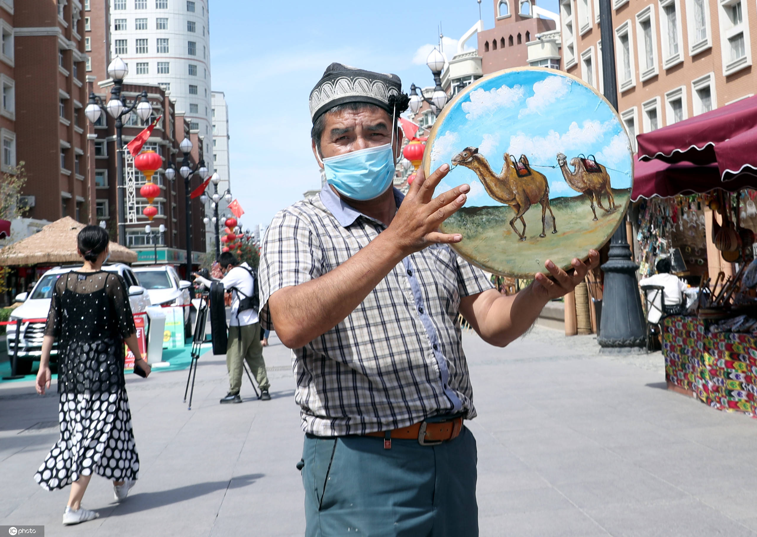 乌鲁木齐手鼓绘画助增收 吸引众多游客前来选购日入千元