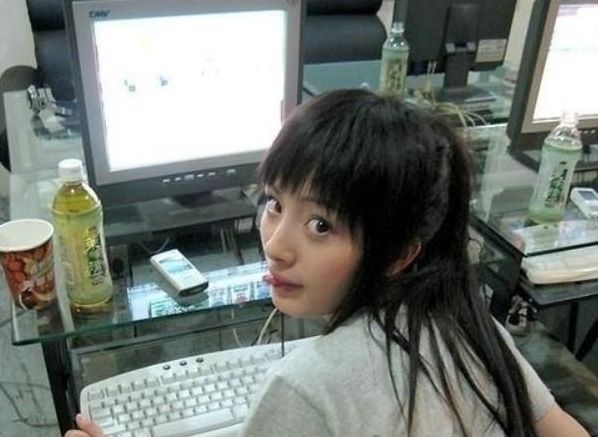 杨幂20岁罕见照片，一张比一张清纯，网友：她的眼睛里有星星！
