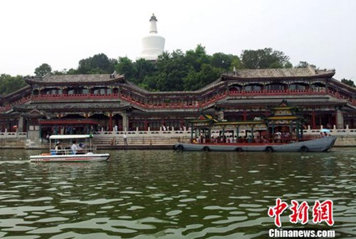 资料图:中国农历小暑节气,北京前夜雷阵雨”加湿”,日间湿度加大,一些市民选择在市区各大公园划船消夏。<a target='_blank' href='http://www.chinanews.com/'>中新社</a>发 杨可佳 摄 点击进入下一页