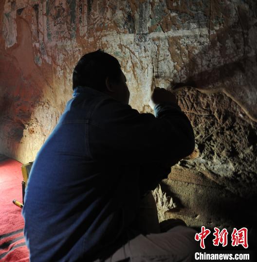 图为修复现场。 海日汉 摄 图为修复现场。 海日汉 摄